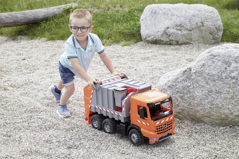 Lena GIGA TRUCKS Arocs szemeteskocsi matricával 4. kép