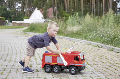 Lena GIGA TRUCKS tűzoltóság matricákkal 4. kép
