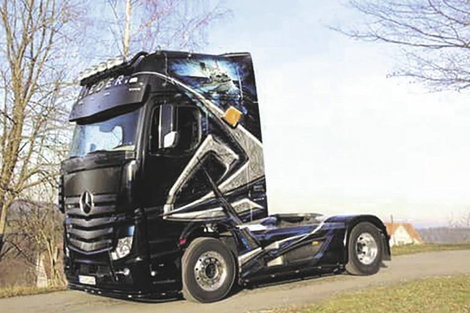 Italeri 3935 MB Actros MP4 Show GigaSpace Kamionmodell építőkészlet 1:24 5. kép