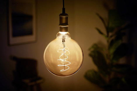 Philips Lighting 871951431378100 LED E27 Gömb forma 6.5 W = 40 W Melegfehér (Ø x H) 202 mm x 286 mm  4. kép