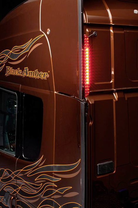 Italeri 3897 Scania R730 V8 Black Amber Kamionmodell építőkészlet 1:24 6. kép