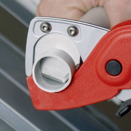 Csővágó tömlőkhöz és védőcsövekhez, 185 mm, külső Ø 25 mm, Knipex 90 20 185