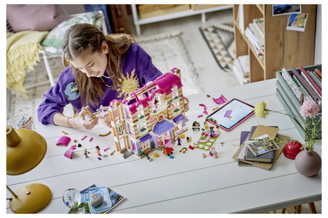 LEGO® FRIENDS 42704 Heartlake City Grand Hotelje  játékkészlet 6 figurával és 2 macskával 5. kép