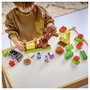 LEGO® DUPLO Bluey 10469 Pizza Nővérek Muffinnal és Bluey-val építőjáték játékautóval, fával, hintáv 3. bélyegkép