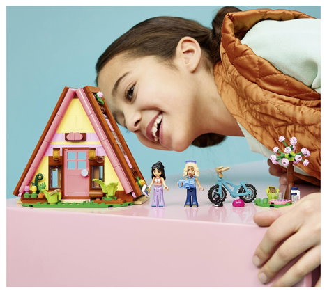 LEGO® FRIENDS 42682 Finn faház, 2 játékfigura és egy játék cica - babaház kempingkészlet glamping sz 9. kép