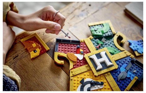 LEGO® HARRY POTTER™ 76462 Roxfort™ ház címere Építőjáték Szobadekoráció kiállításra 6. kép