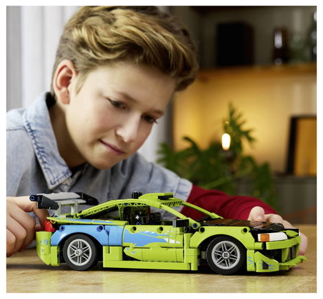LEGO® TECHNIC 42229 Építőkészlet tinédzsereknek versenyzési részletek, kormánymű, motor, dugattyúk, 4. kép