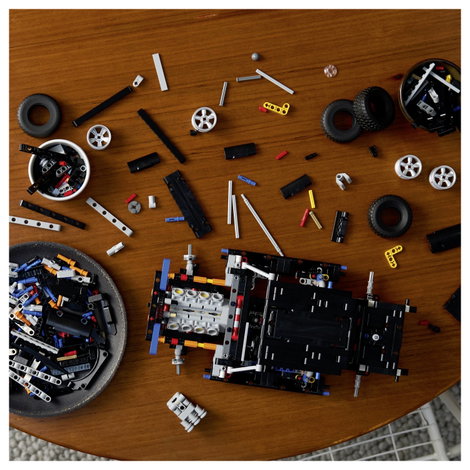 LEGO® TECHNIC 42231 Felnőtt építőkészlet kormánymű, kerékfelfüggesztés, V8-as motor és 2 db NOS pal 4. kép
