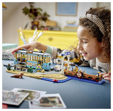 LEGO® CITY 60506 Klasszikus tengerparti villamos építőkészlet 5 minifigurával és állatfigurákkal 8. kép