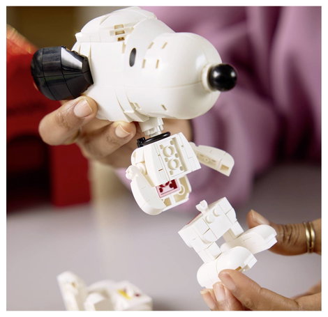 21368 LEGO® IDEAS Peanuts: Snoopy kutyaólaja Felnőtteknek szóló építőkészlet 2 figurával 5. kép