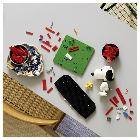 21368 LEGO® IDEAS Peanuts: Snoopy kutyaólaja Felnőtteknek szóló építőkészlet 2 figurával 6. kép