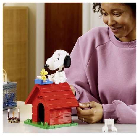 21368 LEGO® IDEAS Peanuts: Snoopy kutyaólaja Felnőtteknek szóló építőkészlet 2 figurával 7. kép