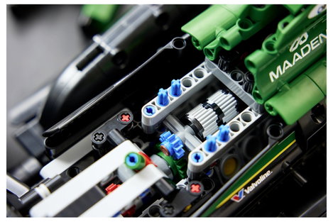LEGO® TECHNIC 6588593 Aston Martin Aramco AMR25 F1® autó kormánnyal, felfüggesztéssel, sebességváltó 4. kép