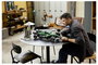LEGO® TECHNIC 6588593 Aston Martin Aramco AMR25 F1® autó kormánnyal, felfüggesztéssel, sebességváltó 6. bélyegkép