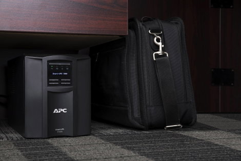 APC SMT1500IC Megszakításmentes tápegység 1500 VA 4. kép