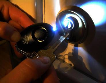 Kulcstartós pánikriasztó, táskariasztó, LED világítással, fekete, kh-security 100103 4. kép