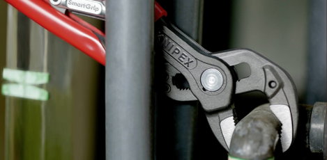 Önbeálló vízpumpa fogó KNIPEX SmartGrip 2. kép