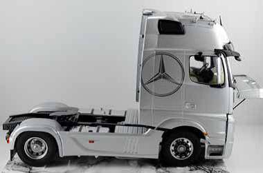 Italeri 510003905 Mercedes Benz Actros MP4 Gigaspace Kamionmodell építőkészlet 1:24 2. kép