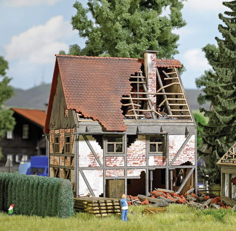 Busch 1667 H0 Elhagyott favázas ház 3. kép