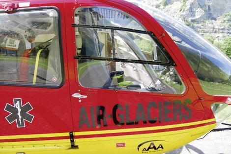 Revell 04986 Airbus EC-135 Air-Glaciers Helikopter építőkészlet 1:72 5. kép