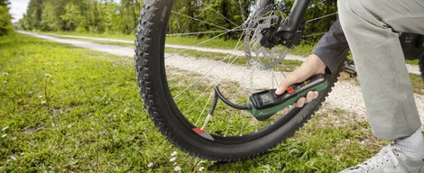 Akkus kompresszor 10,3 bar, Bosch Home and Garden EasyPump 0603947000 3. kép