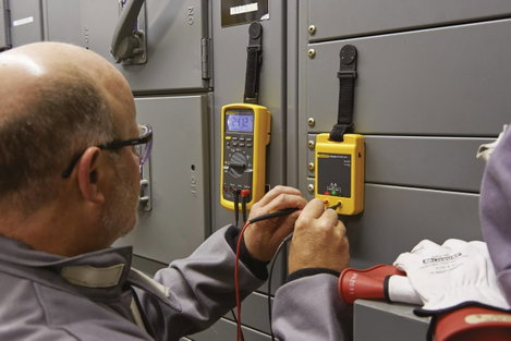 Fluke PRV240 Kalibrátor Feszültség 4 db ceruzaelem (vele szállítjuk) 10. kép